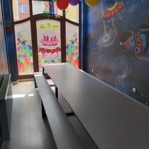 sala urodzinowa z ciemnym stołem